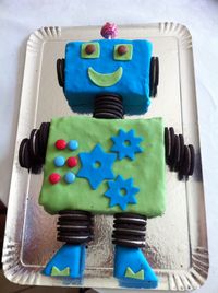 Gateau robot avec une base de gateau au chocolat (chocolat mud cake : recette australienne), pate à sucre et Oreo