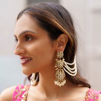 Experience the essence of India with Blossom Box's Janya Pearl Drop Earrings, a celebration of culture and craftsmanship. These earrings, bathed in luxurious gold plating and adorned with delicate faux kundan stones, exude a unique charm that truly sets them apart. Not only are they delightfully lightweight, but they also possess the versatility to complement virtually any outfit, making them an essential addition to every jewelry collection. These earrings are a perfect embodiment of India's be