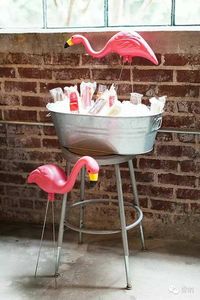 Pretty mind blowing and refreshing flamingo décor | 10 Tropical Party Ideas - Tinyme Blog