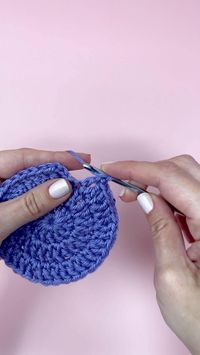 Hate the look of a slip stitch when you're fastening off your work in the round? Check out the invisible fasten-off to get a clean look every single time! This technique is great to finish off hats, headbands, circles etc.