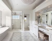 19 Unforgettable Transitional Bathroom Interiors For A Touch Of Elegance In Your Home