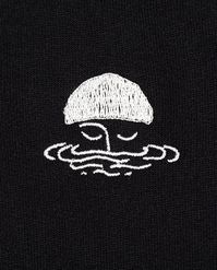 C'est quoi ?Un sweatshirt noir en coton bio orné d'une mini broderie originale d’après une œuvre de l’illustratrice chilienne Daniela Garreton. Pourquoi nous l'aimons ? Pour le petit "twist" de la broderie qui donne du caractère à ce basique du vestiaire.