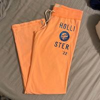 These Hollister Pants Are Oh So Soft. When I Bought Them I Bought 2 Pairs, This Is The Second Pair That I Have Never Worn. No Pilling, No Issues, Like New. New Without Tags. These Fit Snugly Down To The Knee Then Become More Of A Skinny/Straight Leg. I Think They Make Anyones Bum Look Great!