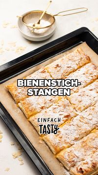 Ein einfaches und schnelles Rezept für eine Variante des beliebten Bienenstichs. Perfekt für spontane Gäste oder wenn einen die Lust auf etwas Süßes überkommt. 🐝😋 🛒 Du brauchst: 👉 2 Pck. (à 270 g) Blätterteig aus dem Kühlregal, 500 g Vanillepudding, 1 Eigelb & etwas Milch zum Bestreichen, 150 g Mandelblättchen, 1 Päckchen Vanillezucker, Optional: Puderzucker zum Bestäuben 💡 Das ganze Rezept findest du auf unserer Homepage (Link in Bio) und in unserer heutigen Story.️ #EinfachTasty #Einfac...