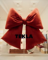 Animated by anticipation, Tekla gifts come to life. Discover a curated selection of pieces waiting to be gifted.