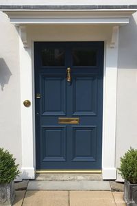 An inky navy This inky blue is named after the Norfolk beach where the mud, along with the cockles, share a particular deep navy hue. Although traditional in feel, Stiffkey Blue is often used as an alternative to Down Pipe to create a richly dramatic space with a more contemporary finish. When used in well lit areas of the home it will appear much bluer, working wonderfully when contrasted with Ammonite. Recommended Primer & Undercoat: Dark Tones Key Features: Finest Ingredients: 75 years of exp