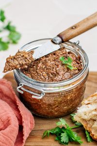 Meaty and buttery vegan paté that is perfect to add flavor to your sandwiches! It's also great with toasted bread or crackers! #vegan #plantbased #paté