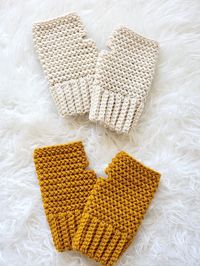 This free crochet fingerless mitten or arm warmer pattern is an easy design even beginners can try. The stitch used gives the texting gloves a knit look. You will love these simple yet modern arm warmers for women.