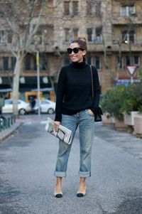 There is 1 tip to buy shoes, chanel slingback shoes, slingbacks, chanel slingbacks, chanel shoes, chanel, jeans, blue jeans, sweater, black sweater, black sunglasses, cat eye, sunglasses.