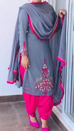 Punjabi Traditional Dress, Dresses Punjabi, Punjabi Dress Design, Punjabi Suits Party Wear, Punjabi Dresses, Patiala Suit Designs, Embroidery Suits Punjabi, Punjabi Outfits, Indian Designer Suits