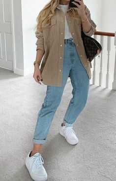 Simple Clean Aesthetic Outfits, Trending Casual Outfits 2023, Outfit Ideas With Leggings Plus Size, Solid Button Up Shirt Outfit, Khaki Overshirt Outfit Women, Sophisticated Outfits Women, Casual Effortless Outfits, Professional Comfortable Outfits, Summer Gender Neutral Outfits