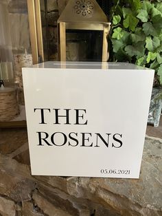 a sign that says the roses on it