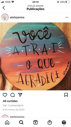 an image of a sticker with the words'doce atrat o que arrade'on it