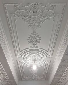 an ornate ceiling in the middle of a room