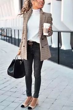 30 outfits coquetos para ir vestida con jeans al trabajo, 30 outfits coquetos para ir vestida con jeans al trabajo, Outfit para trabajar casual con Jeans, Outfits con jeans y tacones, Outfit jeans oficina mujer y blusas de Vestir, Outfit jeans negros oficina mujer, Outfit para el trabajo juvenil con jeans, Outfit con jeans y tenis para la oficina, Outfits coquetos para ir vestida con jeans al trabajo con flats, Outfits con jeans para la oficina con botines. Winter Business Outfits, Best Business Casual Outfits, Casual Chic Outfits, Winter Chic, Plus Size Vintage, Stylish Work Outfits