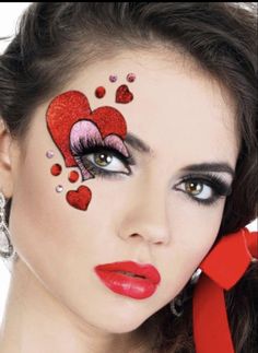 Carnaval Make-up, Queen Of Hearts Makeup, Adult Face Painting, Mekap Mata, Face Painting Easy, Kids Face Paint, Valentines Day Makeup, Valentines Makeup, Red Makeup