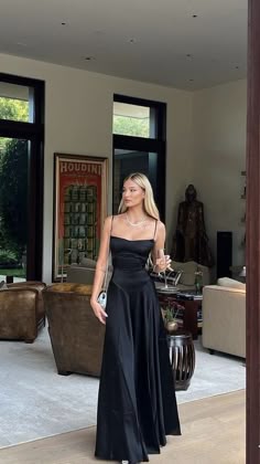 Black Satin Dresses Long, Nice Dinner Dresses, Fancy Wedding Dresses Guest, Black Dress Aesthetic Long, Chic Black Formal Dress, Pretty Outfits Fancy, Black Dress Formal Long, Black Tie Black Dress, Black Prom Dress Long Elegant