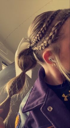 Softball Hairstyles Low Ponytail, Cheer Hairstyles With Bows Braids, Hairstyles Basketball Game Day, Hair Styles For Sports Basketball, Cute Hairstyles For Basketball Pictures, Braided Hairstyles Volleyball, Cute Simple Everyday Hairstyles, V Ball Hairstyles, Cheer Hairstyles Braids