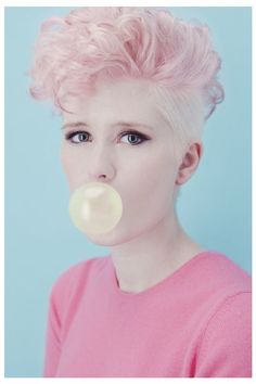 Pale bubblegum hues. Editorial Vogue, Glitter Rosa, Curly Pixie Cuts, Curly Pixie, Hair Color Pastel, Super Hair, Blowing Bubbles, Pastel Hair, 영감을 주는 캐릭터