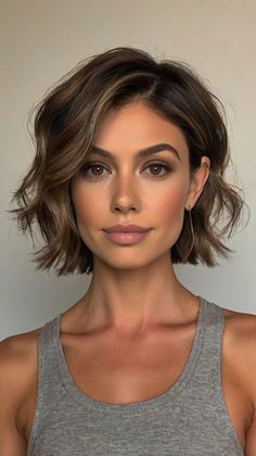 pelo chocolate con reflejos media melena Pelo Chocolate, Hairstyle Curly, Braided Styles, Messy Short Hair, Blonde Hair Looks, Texturizer On Natural Hair, Hair Texture, Style At Home, Trend Forecasting