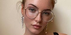 Glasses That Make You Look Younger - TOP 6 Tips Eye Glasses Aesthetic, Eyeglasses For Oval Face, Aesthetic Glasses Frames, Aesthetic Glasses, Woman Glasses, Glasses Aesthetic