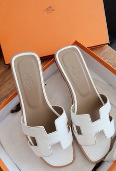 Tas Louis Vuitton, Hermes Slippers, Hermes Oran Sandals, Orange Box, Dr Shoes, Shoe Wishlist, Sandals Outfit, Hermes Shoes