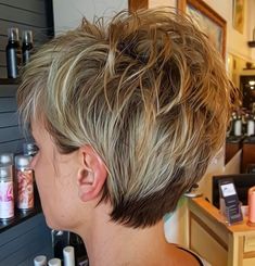 If you want to experiment with one of today’s most popular short shag haircuts for women, try keeping the longish sides tucked neatly behind the ears and take a chance with some spiky height at the top. A chocolate brown base with light blonde balayage layers keeps everything looking balanced and on point. Pixie Shag, Light Blonde Balayage, Short Textured Hair, Hairstyles Pixie, Layered Haircuts For Women, Short Shag Haircuts, Top Bun, Blond Balayage, Short Shag Hairstyles