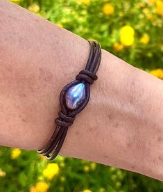 Dieses mehrsträngige Design kann als Armband, Halskette, Fußkettchen oder Hutband angepasst werden. Der Versand ab Scottsdale, Az. ist kostenlos. Bohemian Jewellery, Bracelet Leather, Leather Chokers, Scottsdale Az, Hat Band, Bracelet Necklace, Bohemian Jewelry, Leather Jewelry, Multi Strand