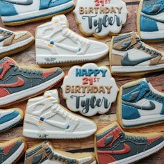 Welcome to All the Crumbs! Please check out our shop announcement before placing your order to ensure availability. We ask for at least 3-4 weeks' notice for all orders. If you need cookies for a specific date, please put the event date on the comments. This listing is for 12 Nike Shoe Cookies. Cookies are baked and decorated fresh to order and are approximately 3.5 - 4 inches. Please specify if you wish to change colors or colors will be the same as pictured. Cookies will come individually bagg Jordan Cookies, Sneaker Cookies, Nike Party, Sneaker Party, Awesome Cookies, Shoe Cookies, Sneaker Ball, Black Kings, Shoe Cake