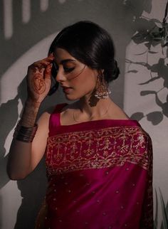 Iqra Aziz, Saree Poses, Indian Fashion Saree, Indian Photoshoot, Salwar Kamiz, Indian Dresses Traditional, Saree Photoshoot, Traditional Indian Outfits, Moon Photography