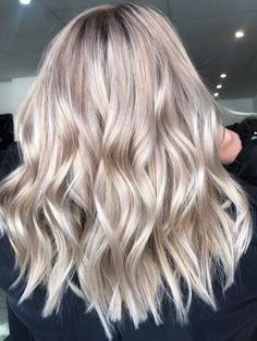 Champagne Hair Color, Champagne Blonde Hair, Champagne Hair, Fall Hair Color Trends, Bronde Hair, Champagne Blonde, Fall Blonde