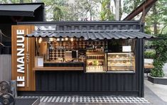 an outside view of a food stand that is black and white with the words le avenue written on it