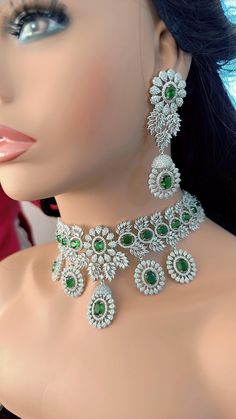 The diamond Necklace is a timeless piece of jewelry exhibiting Arrives in a gift box! Earrings :3.5 Inches Plating: Rhodium Modern and elegant in every way. Jewelry Craftsmanship: Anti-tarnish This choker necklace is from our beautiful diamond  collection. Sangeet Look, Diamond Necklace Bridal, Tikka Indian Jewelry, Emerald Choker, Emerald Diamond Necklace, Diamond Necklace Indian, Green Choker, Indian Choker, Jewelry Emerald