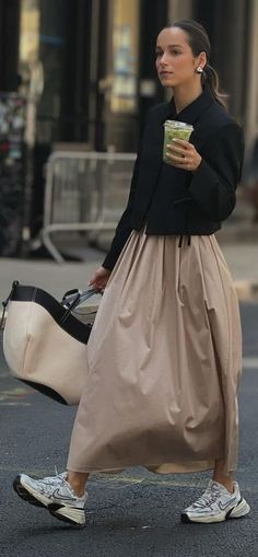 Pleated Midi Skirt Street Style, Transitional Outfits Summer To Fall Street Style, Vogue Street Style 2024, Ny Fashion Week 2024 Street Style, 2024 Minimalist Fashion, Sophisticated Street Style, Street Style Autumn 2024, Milan Street Style 2024, Celebrity Street Style 2024