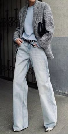 Work Street Style Summer, Fall Outfits 2023 Street Style, New Street Style 2023, Comfortable Chic Outfits Plus Size, Denim Outfit With Sneakers, 2023 Street Style Summer, Fall Winter 2022 2023 Street Style, La Office Style Work Outfits, Source Unknown Clothing