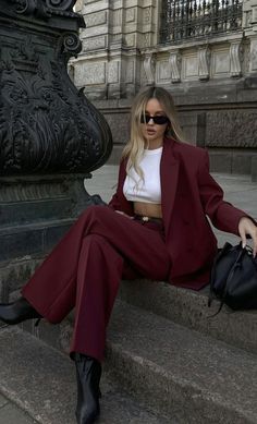 Ny Outfits, Monochromatic Fashion, Fashion Trend Forecast, Work Wear Outfits, Night Dress For Women, Style Photo, Looks Black, Red Outfit, Outfit Inspo Fall