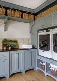 Designers blend style and functionality to create inviting and hardworking laundry spaces Cottage Laundry Room, Traditional Laundry Room, Blue Laundry Rooms, Mudroom Laundry Room, Farmhouse Laundry, Laundry Room Inspiration, Laundry Room Cabinets, Casa Vintage, Laundry Mud Room