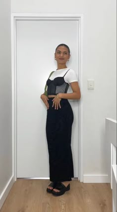 Spring Black Skirt Outfits, Long Skirt Outfits With Sandals, How To Style Long Skirts Aesthetic, Long Black And White Skirt Outfit, Long Skirt Heels Outfit, Long Black Skirt Outfit Summer Casual, Long Skirt Outfit For Fall, Long Black Skirt Outfit Fancy, Styling Corset Top With Skirt