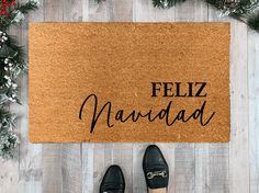 a door mat with the words feliz navidad written in black on it