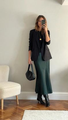 Dark Green Maxi Skirt Outfit, Maxi Skirt Professional Outfits, Silk Maxi Skirt Outfit, Dinner Party Outfit Ideas, Green Maxi Skirt Outfit, Work Skirt Outfit, Skirt Outfit Fall