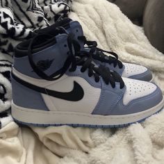 Nike Air Jordan 1 Never Worn No Creases Air Jordan 1 Light Blue, Good Shoes For School, Old Jordans, Panda Jordans, Nikes Aesthetic, Air Jordans Blue, Nike Air Force Jordan, Baddie Shoes Sneakers, Nike Shoes Aesthetic