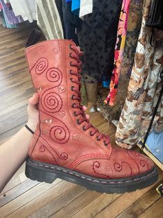 Cute Core Shoes, Thrift Ideas Clothes, Spiral Outfit, Vintage Shoes Aesthetic, Spiral Clothes, Spiral Embroidery, Vintage Doc Martens