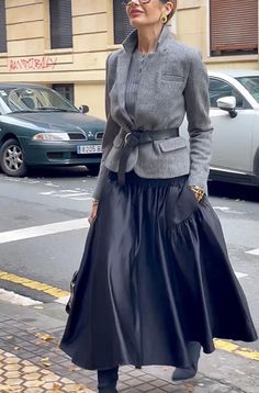 High Skirt Outfits, Gray Wool Skirt Outfit, Black Midi Skirt Outfit Casual, Mode Ab 50, Rok Outfit, Best Winter Outfits, Elegante Y Chic, Rock Outfit, Ageless Style