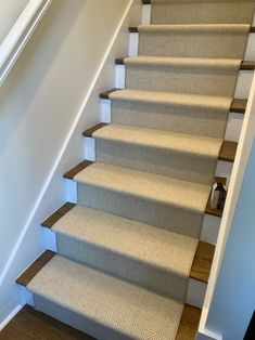 a set of stairs with carpet on the bottom