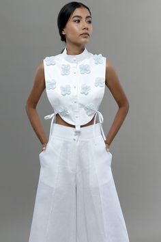 Chic Collared Cotton Crop Top, Functional Cotton Collared Top, White Unstructured Top With Spread Collar, White Cotton Top With Detachable Collar, Deconstructed White Shirt, Bloom Fashion, Sleeveless Blouse Designs, Dress Patterns Diy, Girl Crush Fashion