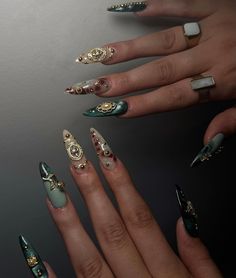 #nails #nailart Mayan Nails, Arabic Nails, Green And Gold Nails Acrylic, Embroidery Nails, Egyptian Nail Art, Royalty Nails, Victorian Nails, Baroque Nails, Versace Nails