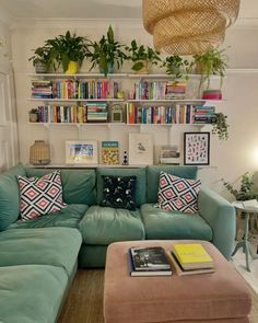 I loved the bookshelf idea! Dopamine Decor Living Room, Fun Living Room, Dopamine Decor, College Apartment Decor, Fav Color, Apartment Decor Inspiration, Bank Holiday Weekend, Dream House Interior