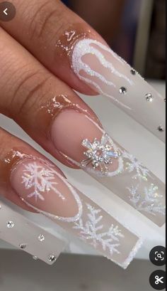 Winter Inspired Nails Acrylic, Pretty Nail Art Designs Winter, Xmas Nails Natural, White And Gold Snowflake Nails, White Christmas Acrylics, Christmas Baddie Nails Acrylic, Winter Christmas Nails White, Christmas/new Years Nail Designs, Winter Freestyle Nails