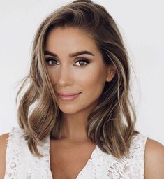 short wavy hair style + brunette + balayage Curled Blonde Hair, Brown Eyes Blonde Hair, Brunette Ombre, Cool Short Hairstyles, Short Wavy Hair, Balayage Brunette, Brown Hair With Highlights, Brunette Hair, Short Hairstyles For Women