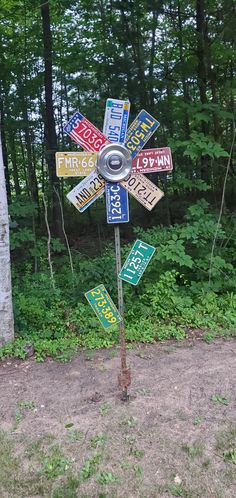 Yard licens plate art. Things To Do With Old License Plates, Hubcap Art Ideas, 4h Metal Projects, License Plate Flowers, Hub Caps Ideas, License Plate Crafts Projects, License Plate Repurposed, License Plate Decor